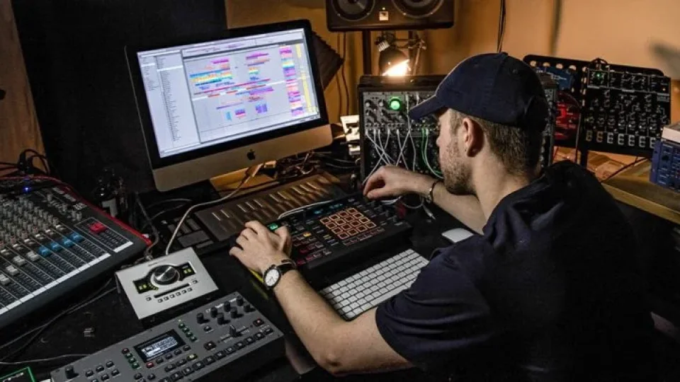 Capa do curso DJ + Produção Musical – GO Hero